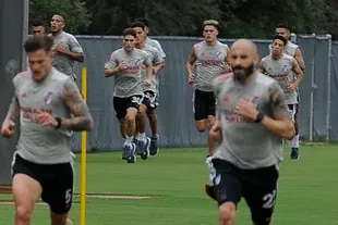 Javier Pinola, always one of the first when it comes to training, at the head of the squad on campus