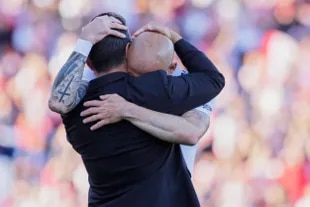 The hug between Gallardo and Pinola;  the center-back retired from professional football after the match between River and Betis, in Mendoza.