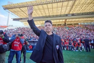 Gallardo greets the fans at the Mendoza stadium