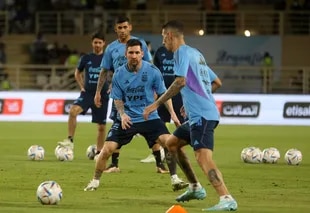 Messi and his attentive look at the ball, his forever friend, together with Ángel Di María