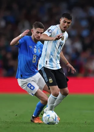 Palacios puts pressure on Jorginho in the Finalisima against Italy