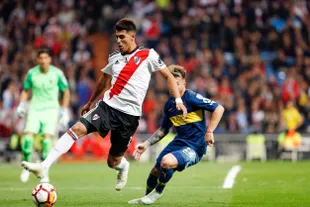 Palacios overtakes Buffarini in the Copa Libertadores final against Boca at the Santiago Bernabéu
