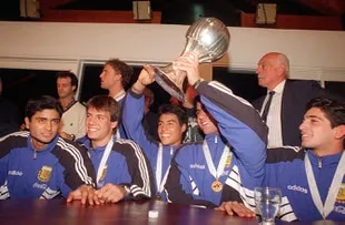Bayon, Garrone, Chaparro, Biagini and Coyette, with the Cup obtained in Qatar in 1995;  behind, Carlos Arangio walks by