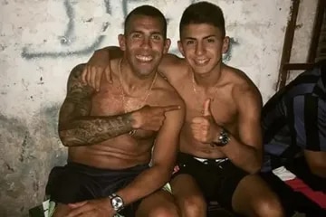 Almada with Carlos Tevez: two Fuerte Apache products for the Argentine national team