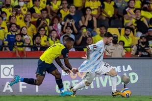 Pervis Estupiñán tries to stop Lionel Messi during the qualifying match of the Qatar 2022 World Cup between Argentina and Ecuador