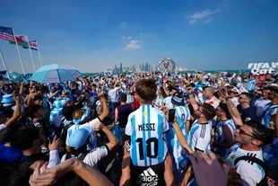 In the preview, there was a flag from Argentine fans at the Doha countdown clock