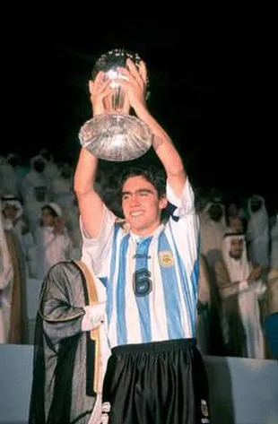 Sorin, the great captain in '95, lifts the trophy in Doha