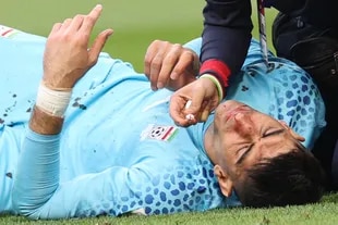 Although he was treated for several minutes, goalkeeper Alireza Beiranvand was unable to continue the match after colliding with teammate Majid Hosseini in the match against England